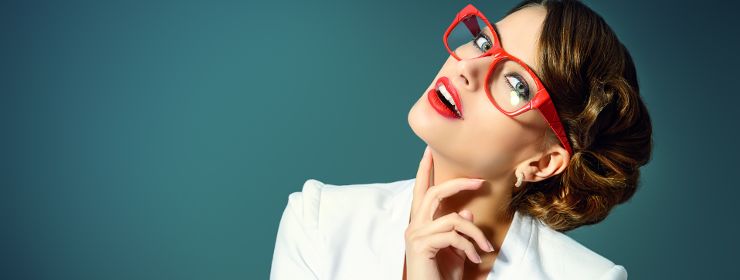 девушка в красных очках вебкам модель в очках