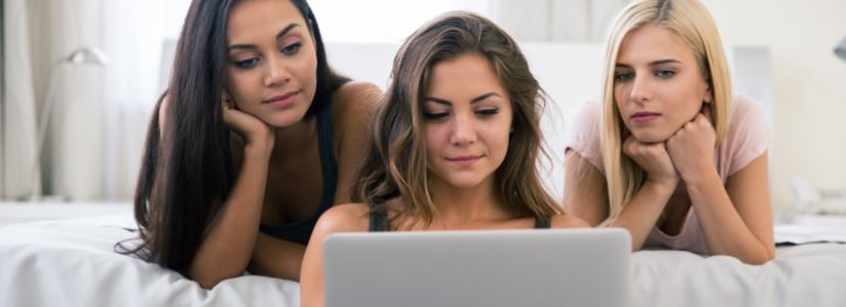 три девушки за ноутбуком три девушки за ноутбуком