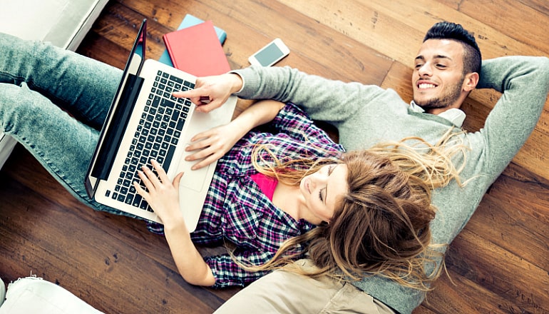 модели проходят обучение лежа на полу